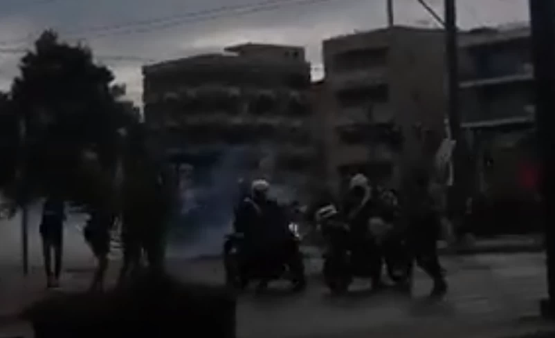 Συγκέντρωση υπέρ των Παλαιστινίων έξω από την πρεσβεία του Ισραήλ - Πετροπόλεμος και χημικά